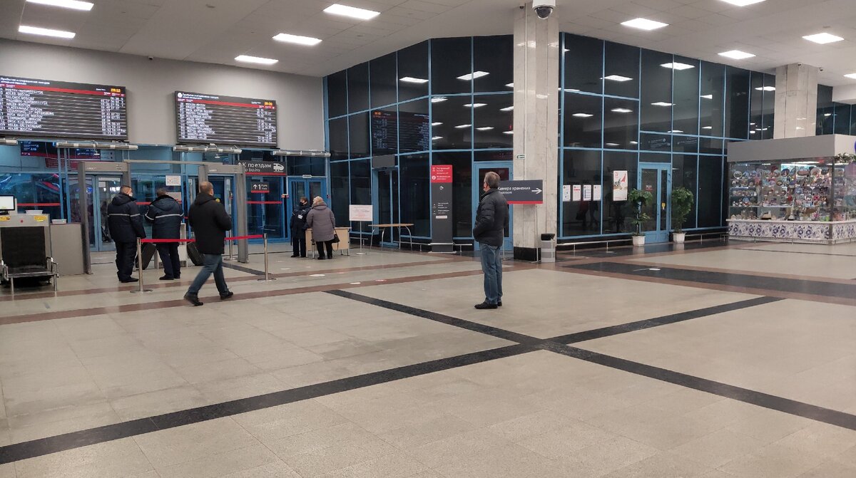 Вокзал в Ростове-на-Дону. Листайте -->>