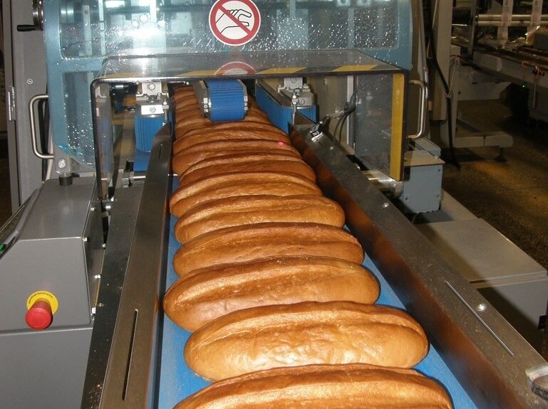 Сайт хлебозавода первый. Фасовка хлеба. Упаковщик хлеба. Упаковка хлеба на хлебозаводе. Упаковка батонов на хлебозаводе.