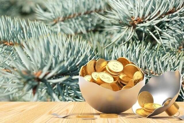 
Одним из самых известных обрядов для привлечения денег является выпивание шампанского из бокала, в который человек бросает монетку. Выпив шампанское под бой курантов, монетку следует вытащить из бокала, поместить ее в кошелек и носить ее там следующие 12 месяцев как своеобразный талисман для привлечения денег.