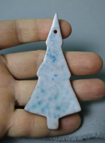 Вот такой получается эффект, если посыпать белую матовую глазурь крошкой цветной глазури.