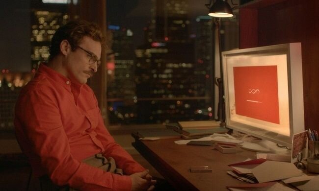 
 
У Теодора скучная, одинокая жизнь, лишенная каких-либо радостей. Однажды  он приобретает современную операционную систему, которая заменяет  мужчине и общение с окружающими, и полноценные отношения с девушками.
 
Один из самых чувственных фильмов, посвященных проблемам современных  технологий. Здесь Вам и неумение отделить действительность от  компьютерной фантазии, и стремление создать пару с компьютерным  интеллектом. Лента Спайка Джонса получилась очень странной, но настолько  обаятельной, что сценарный Оскар ей был обеспечен.