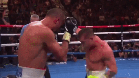 Ковалёв уходит в нокаут, от Альвареса. 