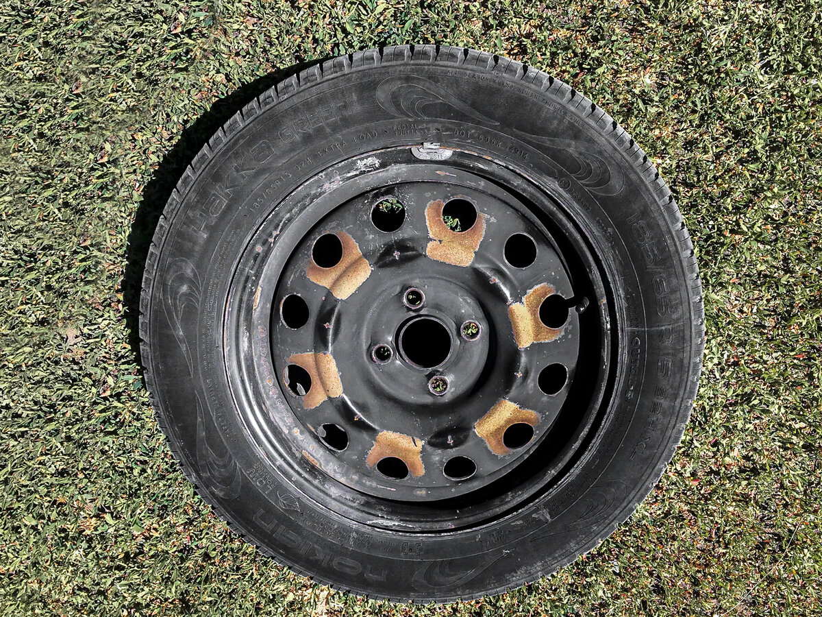 Колпак полностью не закрывает поверхность колеса, поэтому открытые участки все-таки ржавеют