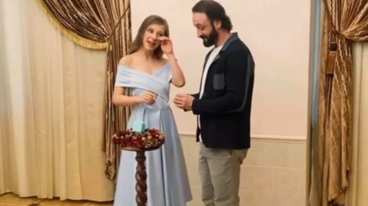 На церемонии девушка плакала от радости