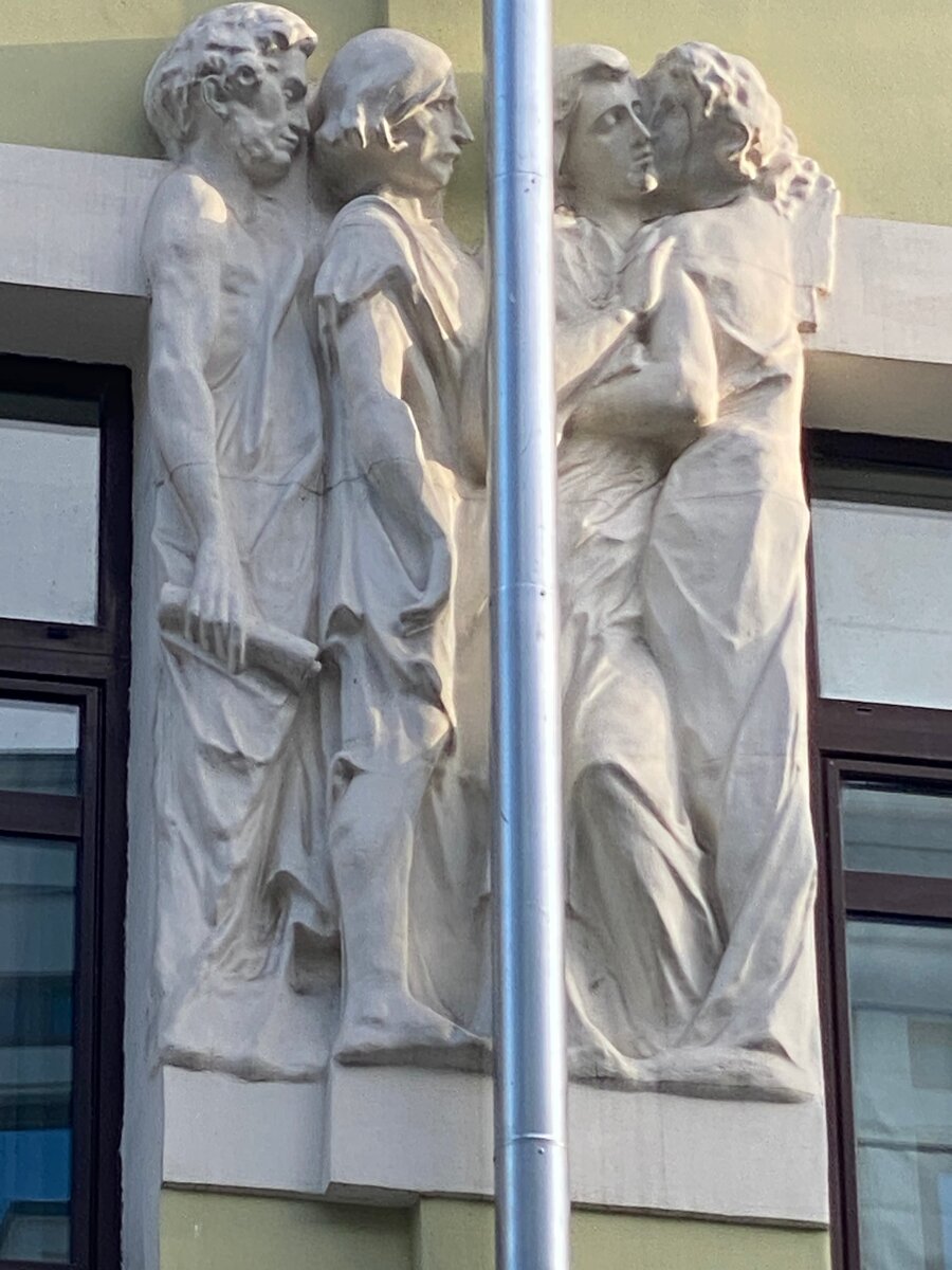 Скульптурное панно  с изображением А.С. Пушкина, Н.В. Гоголя и музы  с Аполлоном, фото Дмитрий Соколов