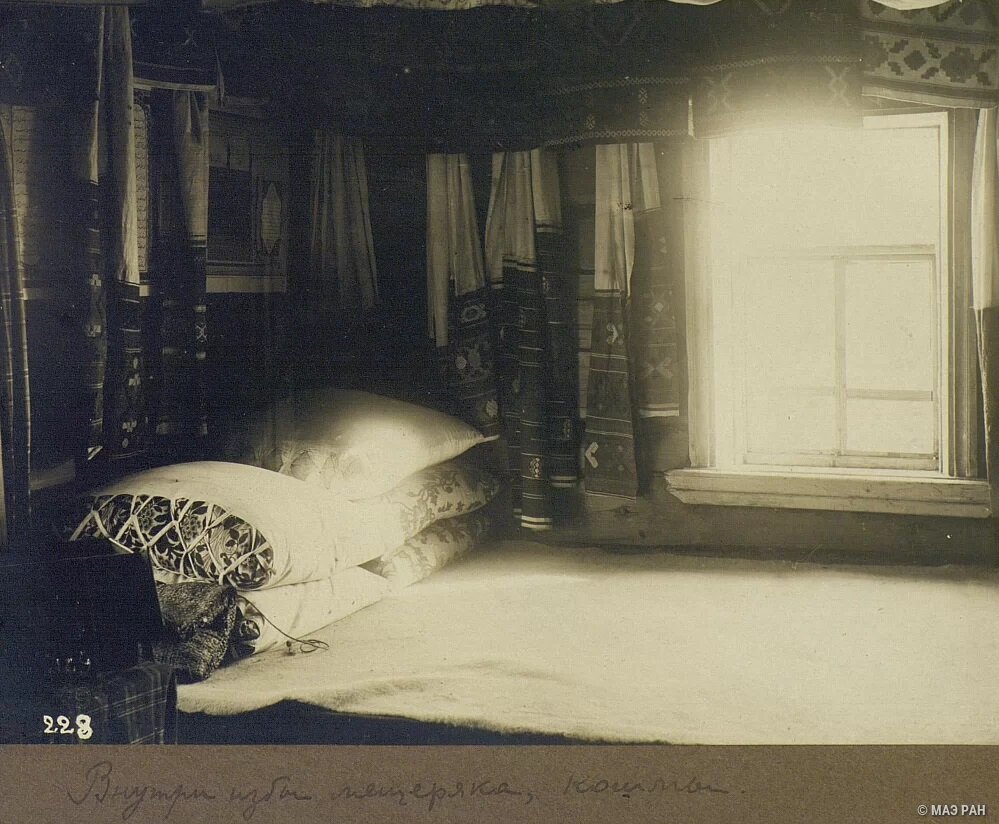 Круковский М.А. В избе мещеряка. Мишари Башкортостана (Оренбургская губ.). 1908 г.