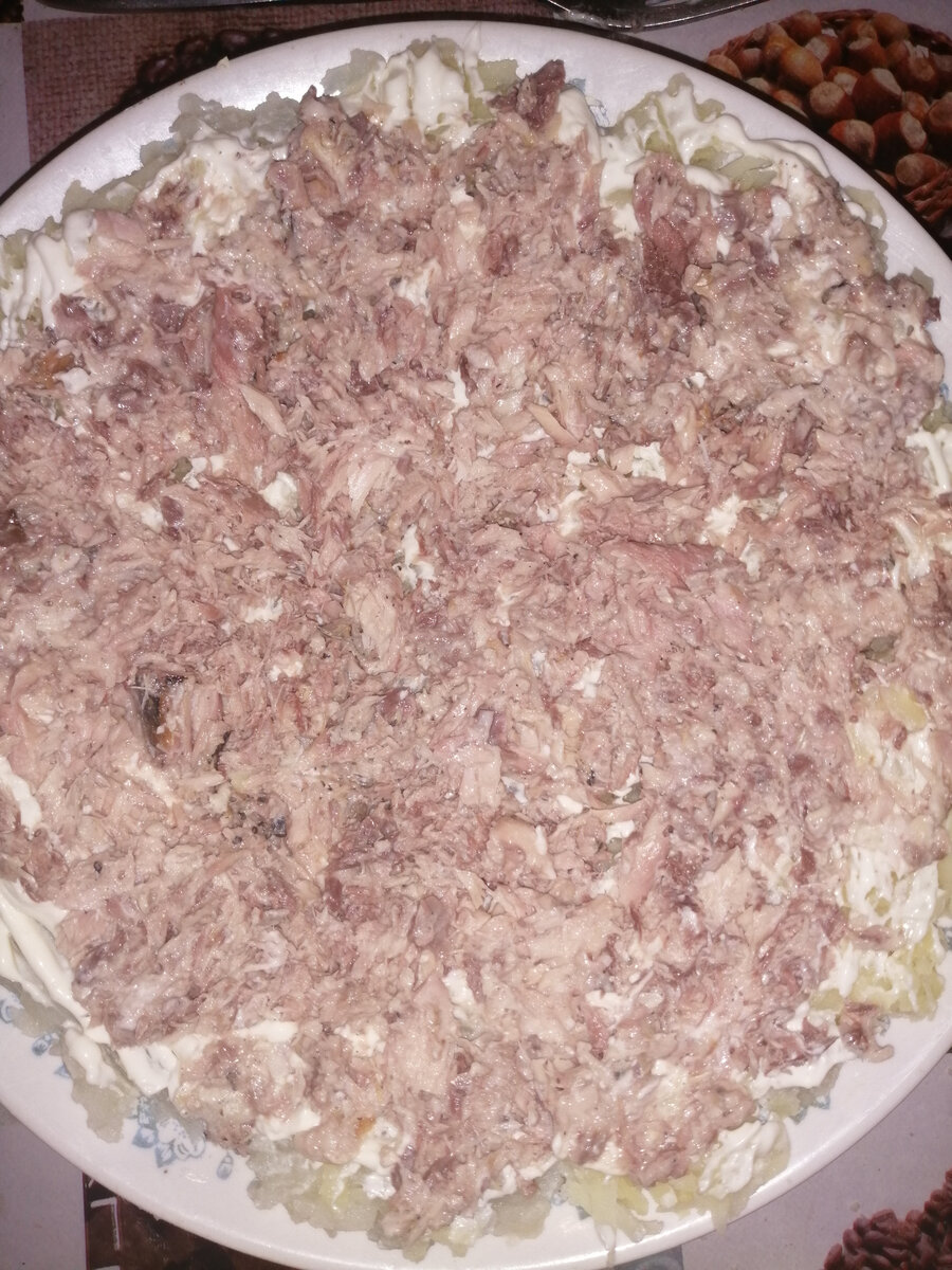 Консервированная скумбрия в салате.