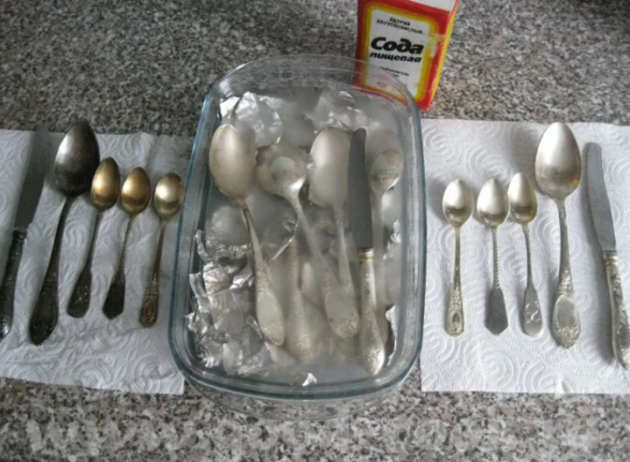 Практически все сталкивались с проблемой потемнения столовых приборов и с вопросом устранения этой неприятности. Нельзя сказать, что ситуация не разрешима. Все можно отчистить, отмыть и привести в первоначальный вид. Правда времени на это у хозяек уходит много. Но есть варианты и попроще. Усилий, финансовых затрат и времени уходит минимум.