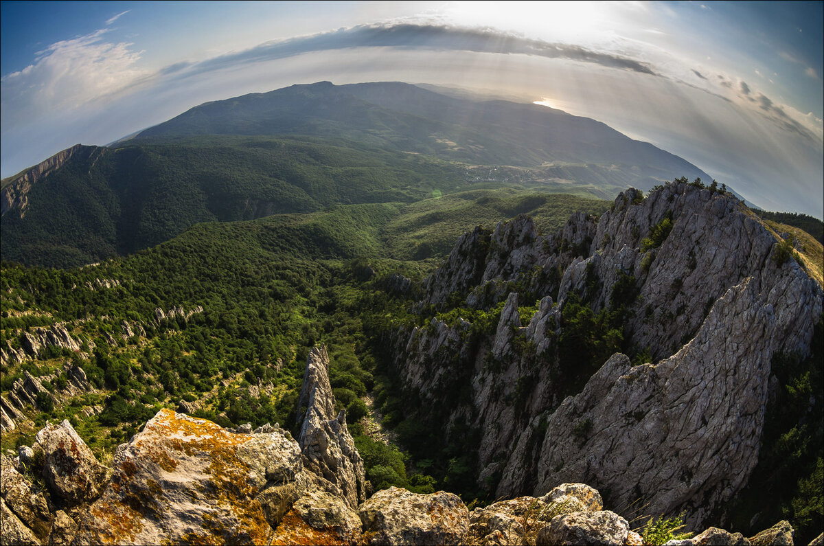 Отвесные горы в Крыму