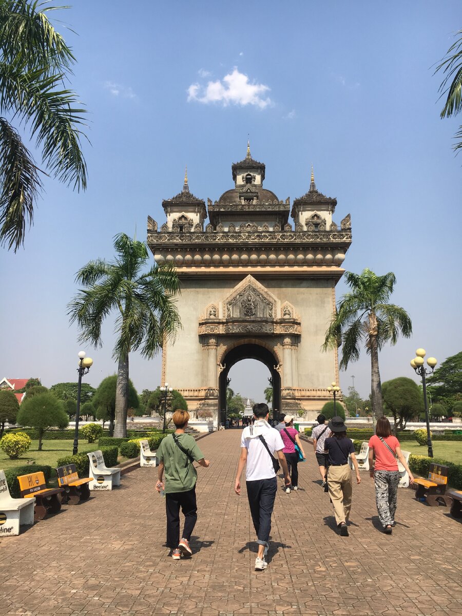 Достопримечательность Лаоса. Арка Патуссаи. (как в Париже)