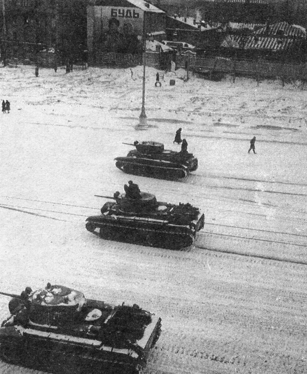 Танки БТ-7 по пути на Красную площадь. Улица Горького. 1941 год.