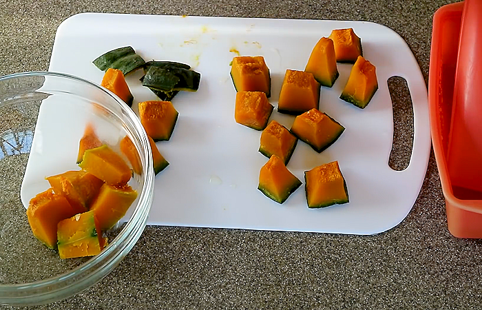 Очищаем и нарезаем тыкву для запекания