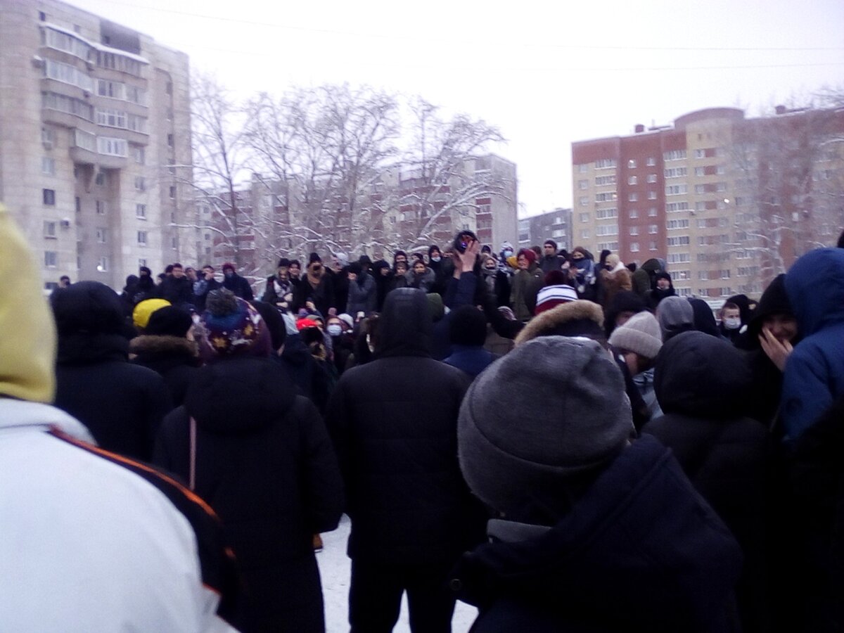 Самые активные забрались на сцену, чтобы протест был более заметен.