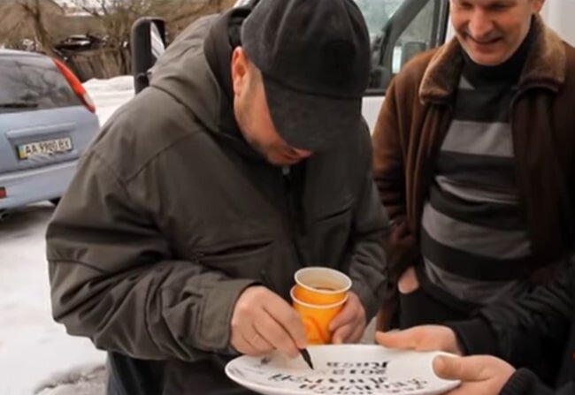 Съемочная команда и актеры подписывают тарелку