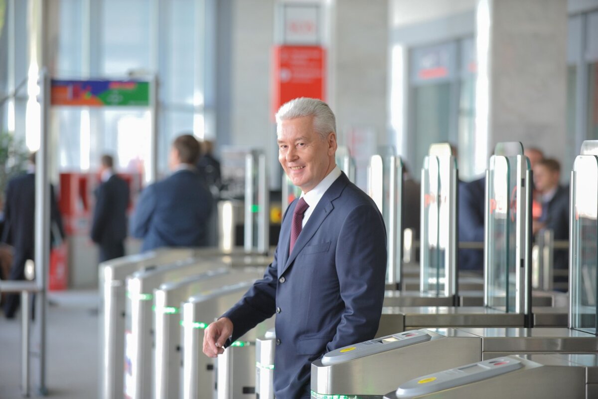 Мэр Москвы в метро. Фото с сайта obruchevskiymedia.ru