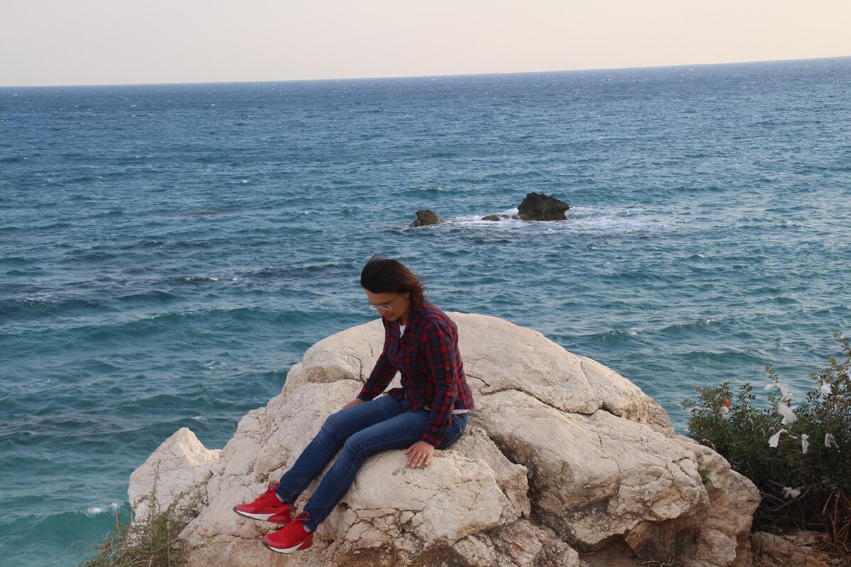 Самый универсальный "прикид" - джинсы и рубашка. Кипр, окрестности Пафоса. Фото из личного архива.