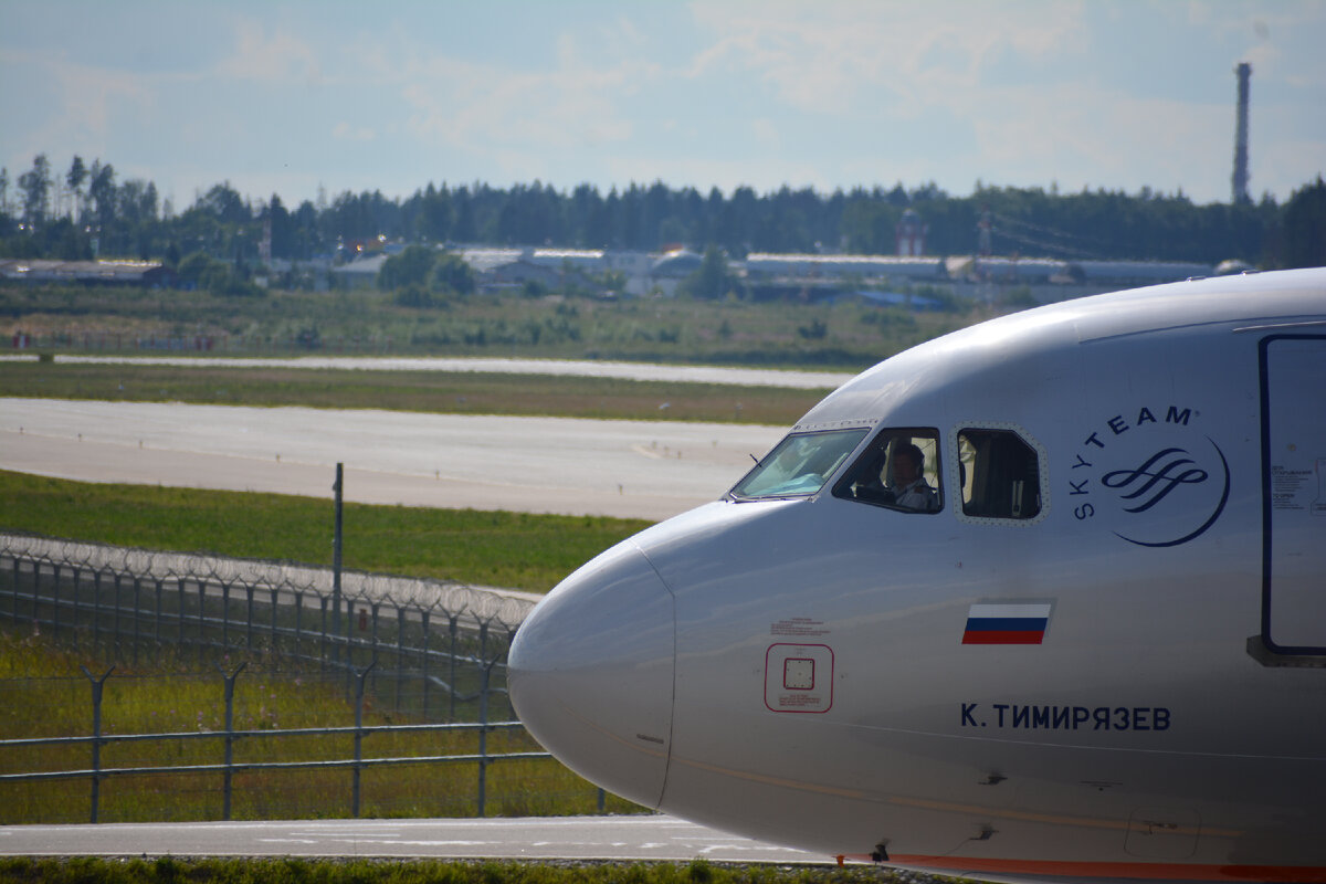 Пилот самолёта Аэрофлот А320 производства компании Airbus "К. Тимирязев" с серьёзным лицом