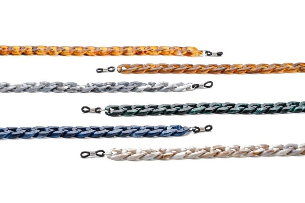 В прошлом очки на цепочке носили исключительно, чтобы их не потерять, но сейчас цепи - это самостоятельный аксессуар, который придаст шарм любому образу.