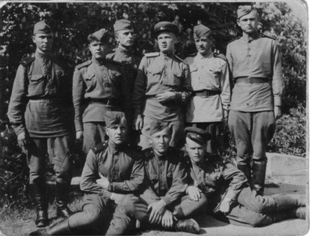 Отец в первом ряду в центре. Фото из семейного архива.