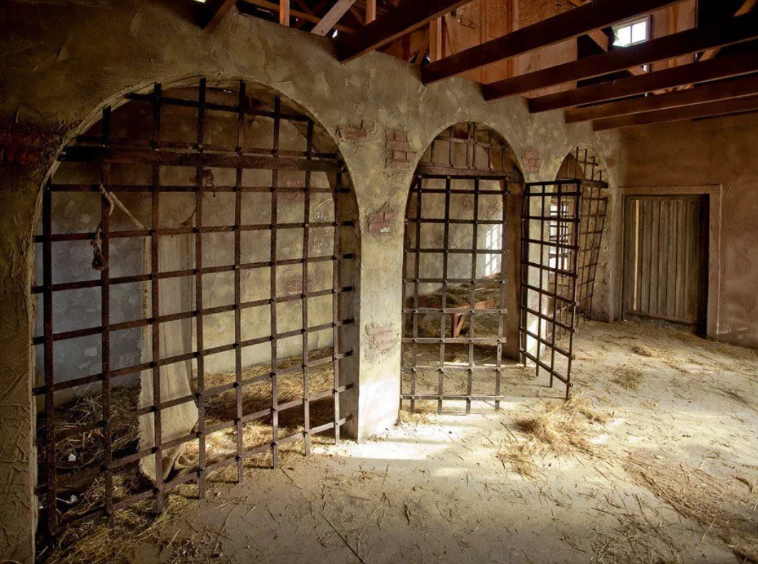Prison 18. Усадьба Середниково подземелье. Пилигрим Порто тюрьма. Chillingham Castle подземная Темница. Средневековая тюрьма.