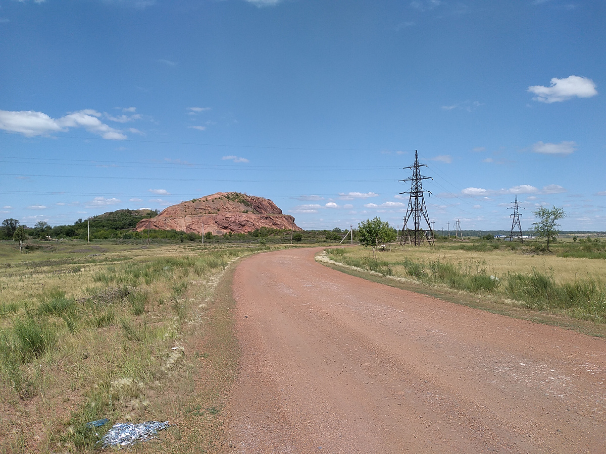 Пейзажи вокруг необычные. Словно марсианские. Шахт уже нет, но терриконы напоминают о былой деятельности.