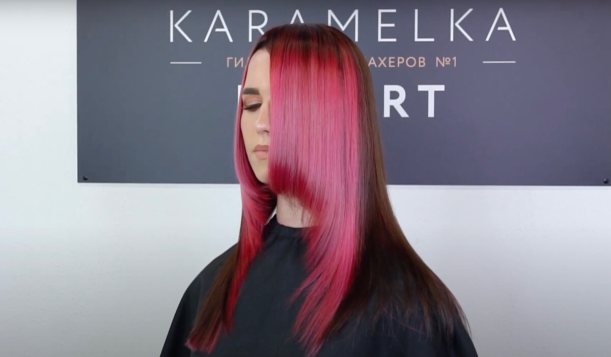 Кадр со съемок YouTube канала Karamelka Expert. Широкий контуринг в ярких оттенках на бренде Dewal.