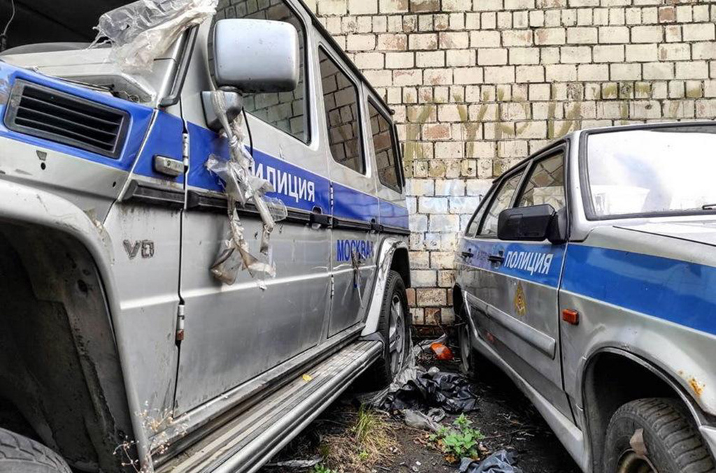 Mercedes-Benz G-Class и ВАЗ-2114, Москва, ноябрь 2020 года. Фотография © Александр Сашенков
