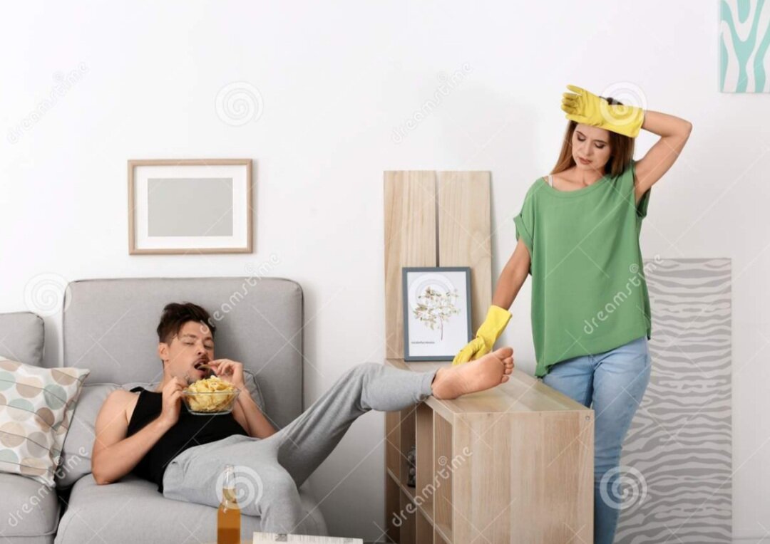 Муж на диване жена убирается