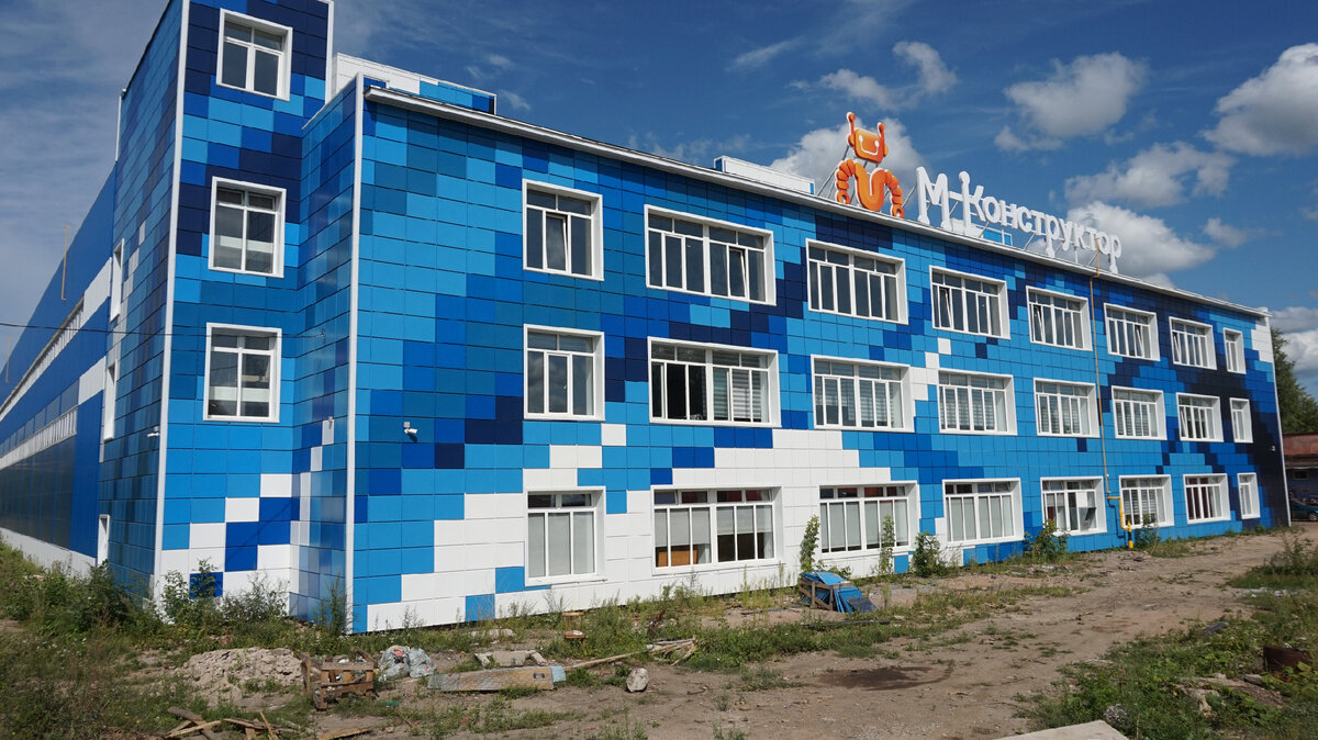 Мы в ремонте. Цех сборки готовой продукции и отделы ИТР. Очень скоро к этому фасаду примкнет асфальт. Уверены, что история завода будет такой же яркой, как и внешность. 