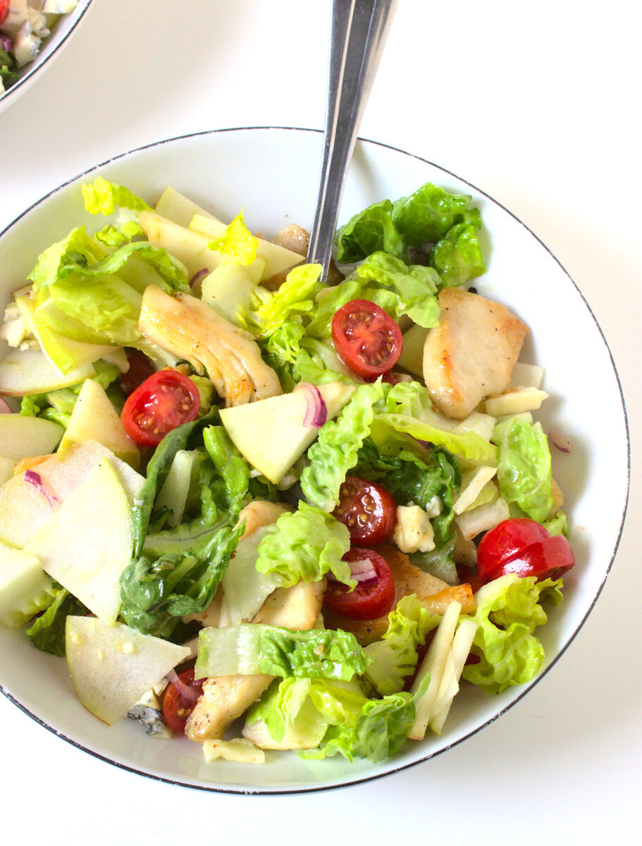 Количество порций: 2 Время на подготовку: 30 минут.

Ингредиенты
ГОРЧИЧНЫЙ СОУС:
40 мл оливкового масла,1 столовая ложка меда,1 чайная ложка горчицы, 3 чайные ложки яблочного уксуса, 1 зубчик чеснока, щепотка соли и перца
САЛАТ:
салат любой (я использую римский - 1 штука),200 г куриной грудки, соль и перец для мяса, оливковое масло / масло для жарки мяса,3 редиски, 160-180 г коктейля / перец / помидоры, клубника,1 маленькое яблоко, 1/4 красного лука, (1 столовая ложка)50 г голубого сыра

Инструкции
Нарежьте куриные грудки на мелкие кусочки, посыпьте солью и перцем и отставьте, пока соль не вытянет воду из мяса. Примерно через 5 минут слейте воду с мяса бумажным полотенцем. Нагрейте масло / оливковое масло на сковороде и обжарьте курицу. Дайте жареному мясу остыть (на этом этапе я предпочитаю обернуть мясо алюминиевой фольгой, чтобы все еще оставалось жареным). Приготовьте соус из заданных ингредиентов. Нарежьте или порвите салат. Нарежьте оставшиеся овощи и фрукты по своему вкусу, добавьте курицу, растолките сверху сыр и полейте соусом. Тщательно перемешайте и ешьте.