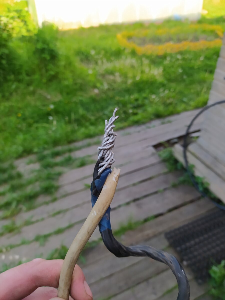 Скрутка на наружной стене дома