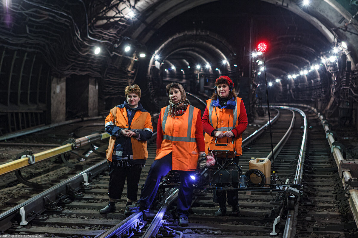 Вечерние подработки метро. ГУП Московский метрополитен, электродепо Свиблово. Метрострой мотовоз. Путейцы (путевые обходчики). Мосметрострой тоннель 2001.