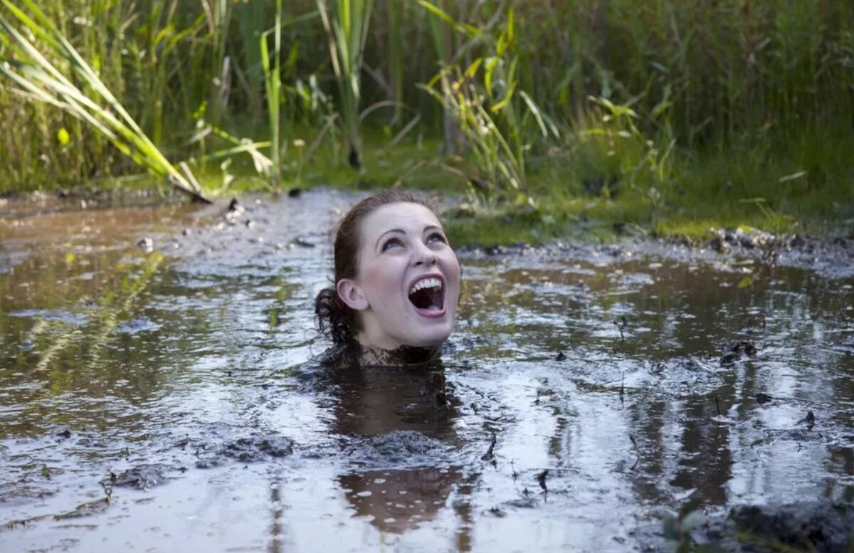 Girl in quicksand. Девушка в болоте Sinking in. Девушка тонет в болоте Quicksand 2.