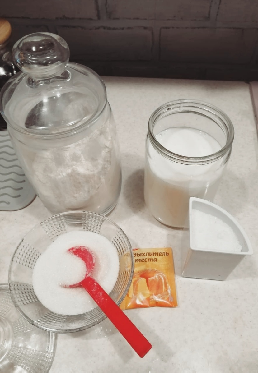       Кефир 400 мл 1%, сахар 100 гр, соль по вкусу, вода горячая кипячёная 150 мл, мука 300 гр, разрыхлитель 10 гр, растительное масло 2 ст л. 