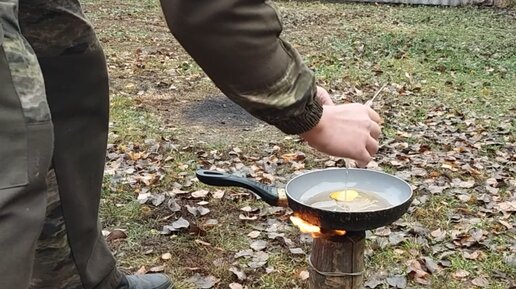 Мастерю печь из сухого полена для похода, пикника, рыбалки или охоты. Показываю, как ее разжигаю и готовлю завтрак