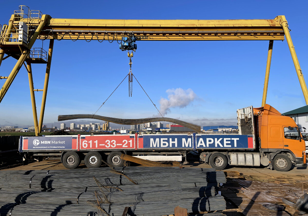 Загрузка арматуры в шаланду с помощью козлового крана