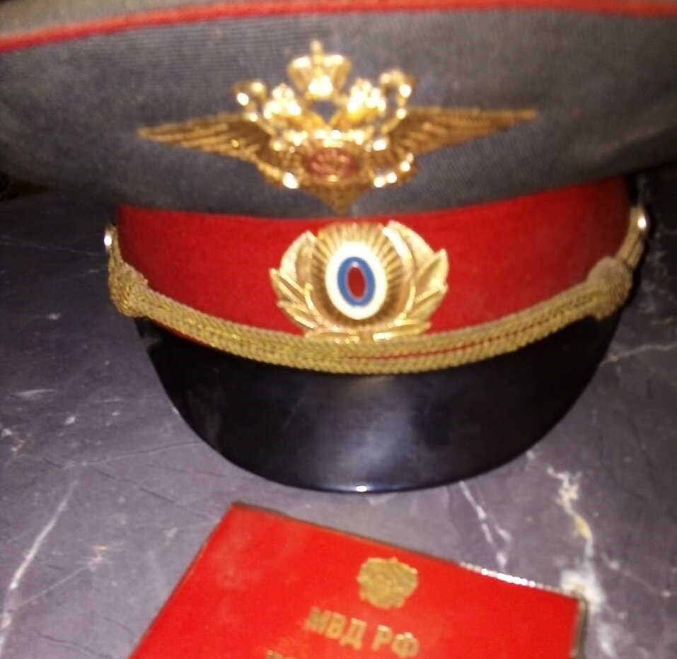 Фото от отставного мента- товарища. У него фуражка лежит на полочке в прихожей для отпугивания злодеев...