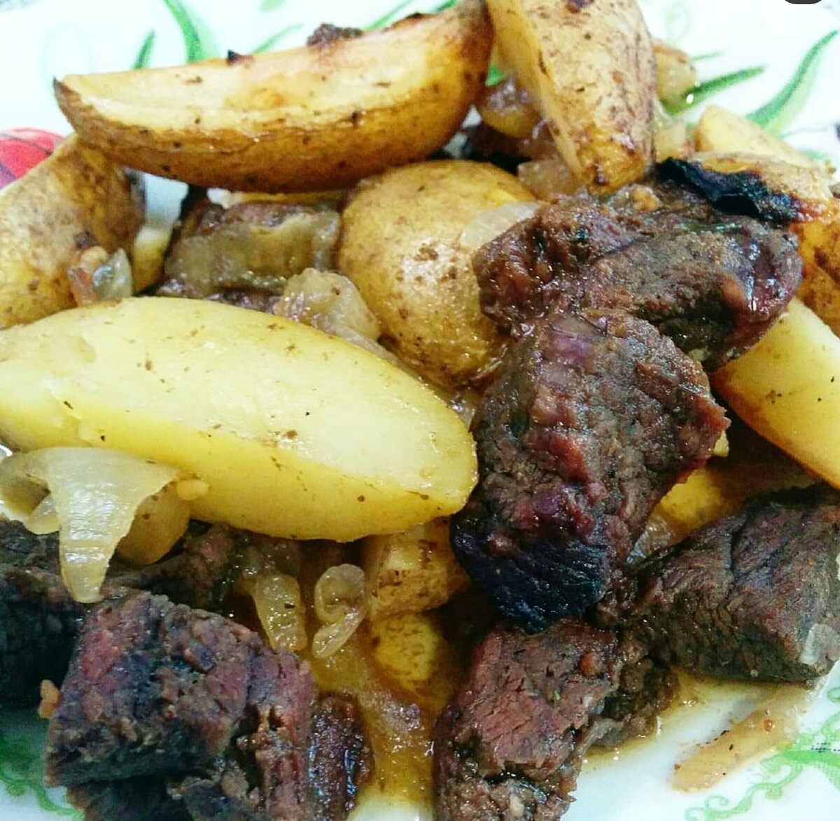 Говядина с гранатовым соусом и картошкой