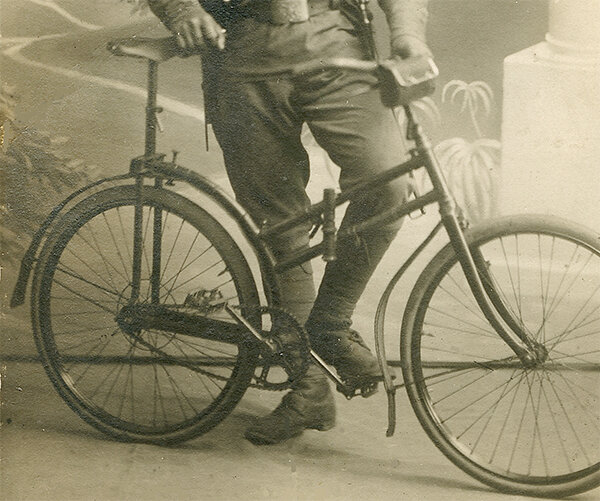 Нижний чин самокатной роты в летней форме с "Самокатом Жерара". Фото 1914 года из коллекции Веломузея Андрея Мятиева.