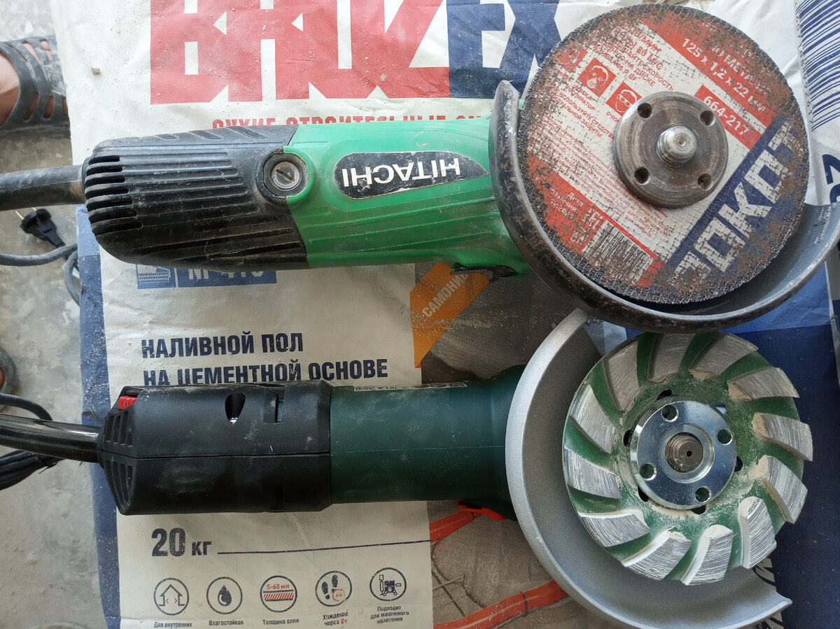 Недорогая болгарка от Метабо 125мм (внизу на фото) с регулировкой оборотов. Покупал на сайте магазина ДНС за 5200 руб.