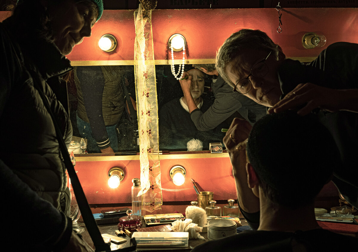 Алексея Филимонова гримируют. Съемки сериала