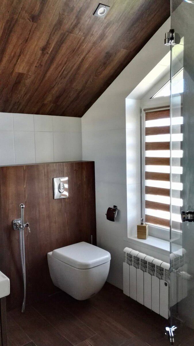 Сейчас рулонные шторы в ванных комнатах не редкость. И как можно увидеть они отлично в них вписываются.