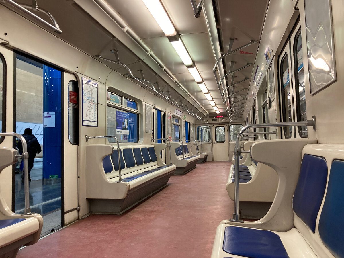 ст. м. "Дунайская", дальше лишь "Шушары". В вагонах никого