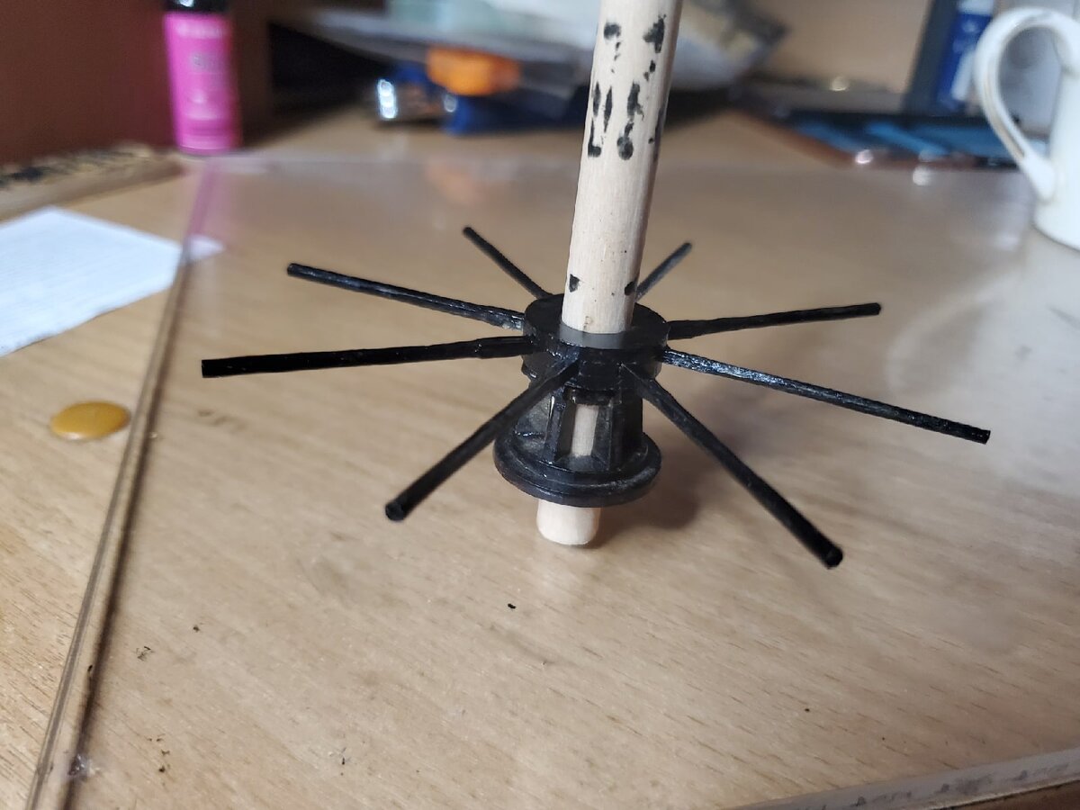 Приклеил рычаги столярным клеем, хотя по канону они сьемные, но тут нельзя реализовать