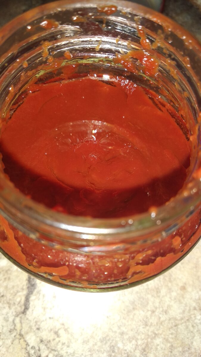 Томатная паста залита подсолнечным маслом 