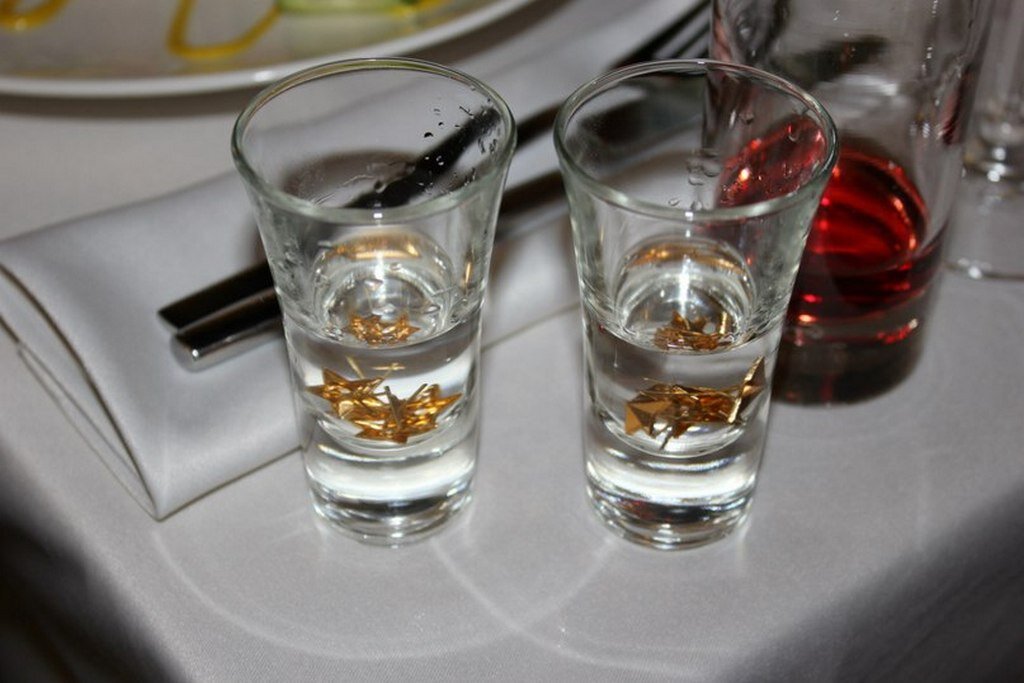 "Метелью белою, сапогами по морде нам! Что же ты сделала со всеми нами, Родина? Может, не видишь, да не слепая ты вроде бы! Родина, Родина, Родина, Родина!"