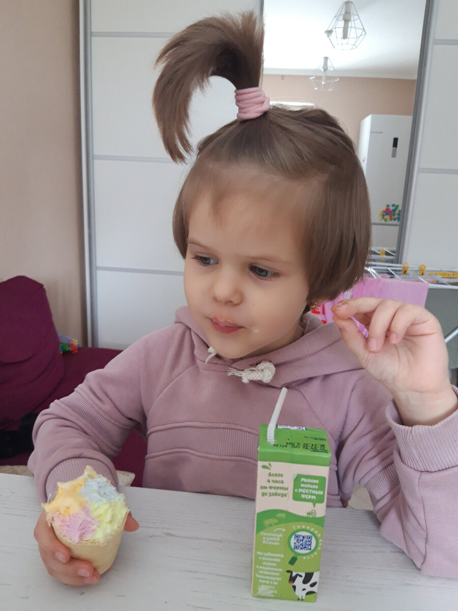 Обычный полдник: биолакт сладкий + мороженое 🤦🏼‍♀️  Молочные продукты Вика плохо ест, поэтому я радуюсь, когда она хоть этот сладкий кефир пьёт.
