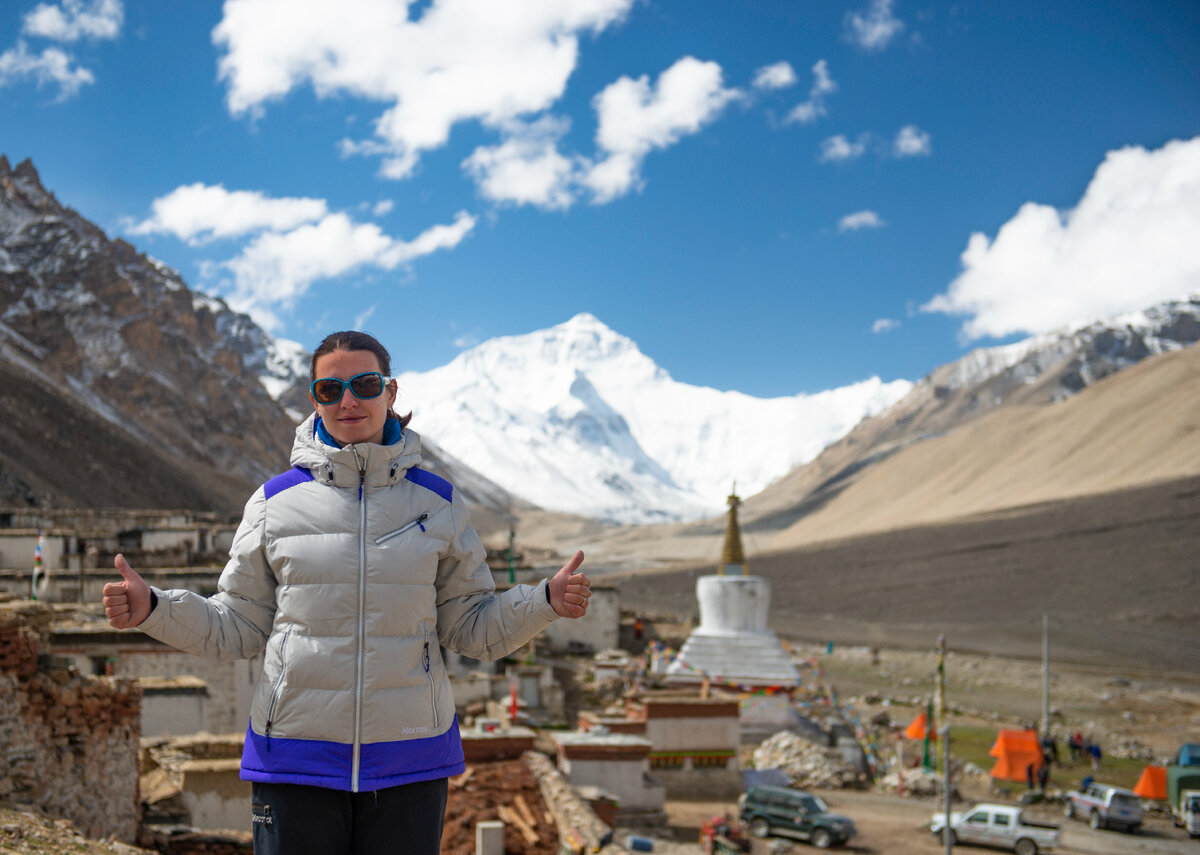 Русский гид в Тибете Анна Ятри на базовом лагере Эвереста