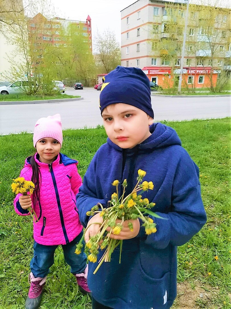 Сын Роберт с сестрёнкой Ренатой желают вам весеннего настроения)