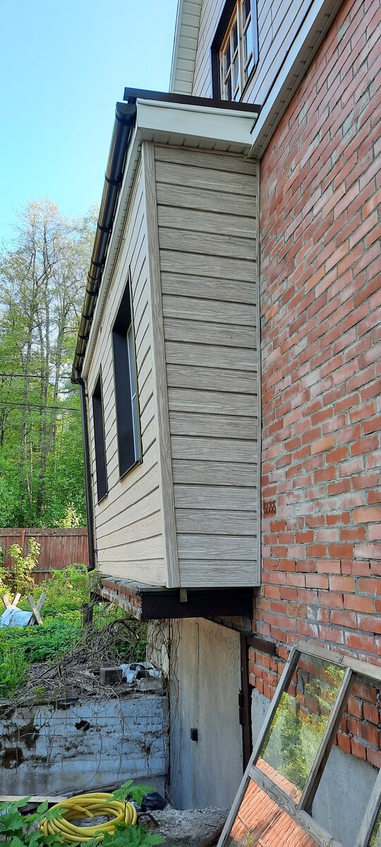 Посмотрите на низ стены и не ее верх. Видите разницу? Кстати, весь первый этаж дома стоит на ж/б плите с какими-то еще железными балками по краям - весьма основательно. Фото Наталья Панфилова.